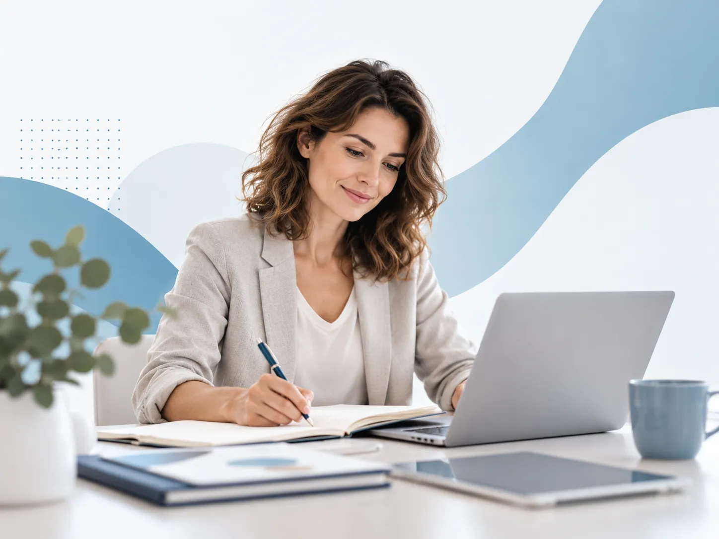 Schrijver werkt aan nieuwe inhoud met een laptop en notitieboek voor Mediator Site.
